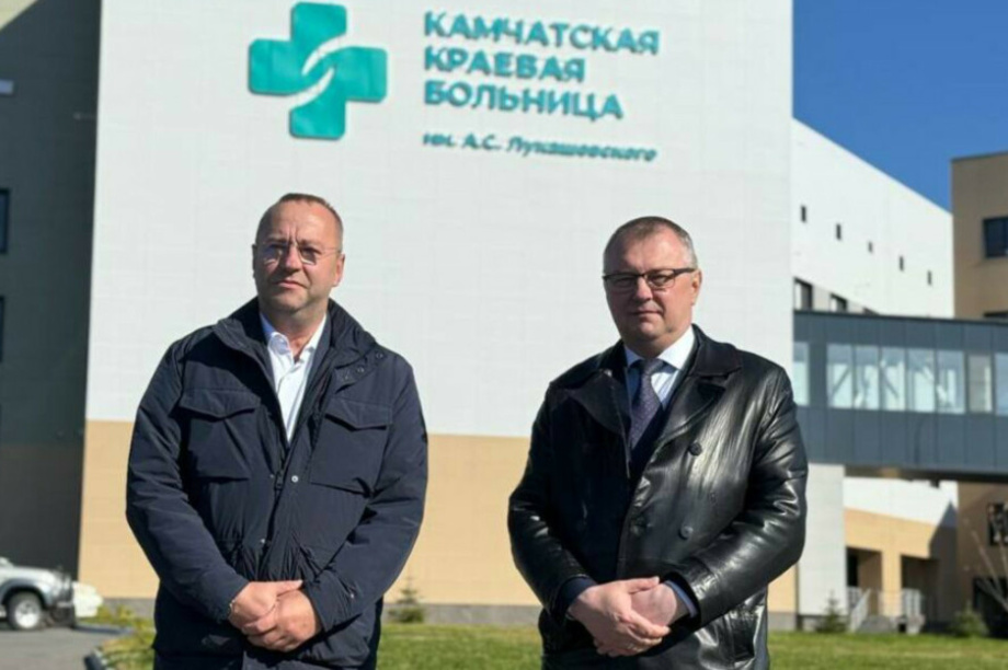 Михаил Селютин возглавил Камчатскую краевую больницу. Фото: kamgov.ru, слева Михаил Селютин, справа Олег Мельников