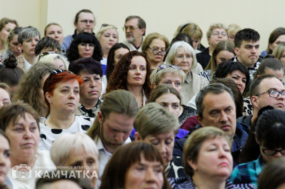Встреча губернатора с горожанами - обратная связь и конструктивный диалог. Фото ИА «Камчатка»\ Игорь Сафончик. Фотография 12