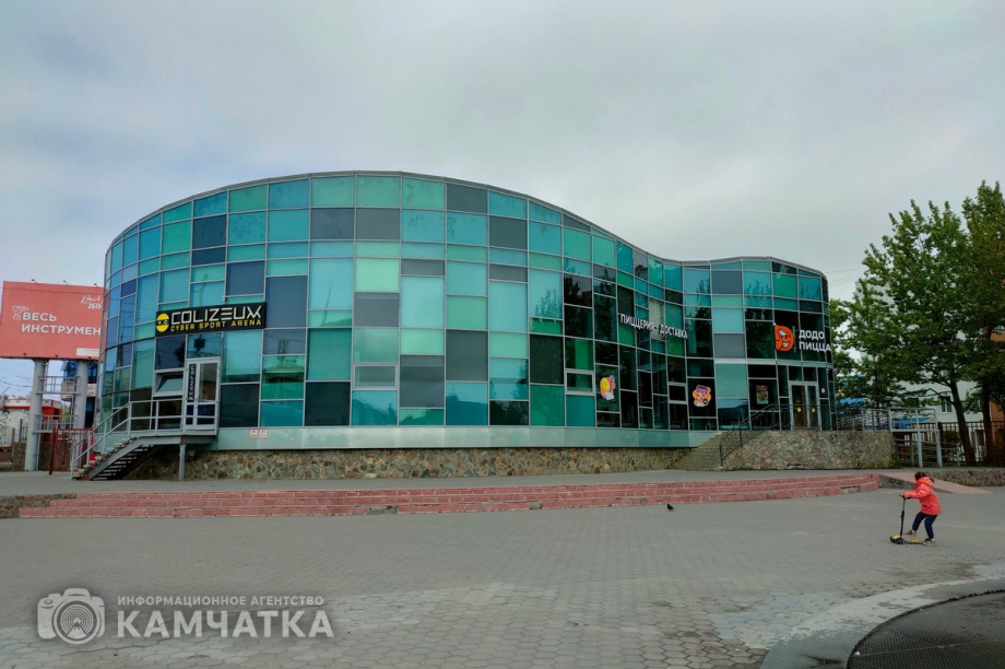 Пожарные выясняют причину возгорания в здании пиццерии в Петропавловске. Фото: Олеся Сурина, архив ИА "Камчатка"