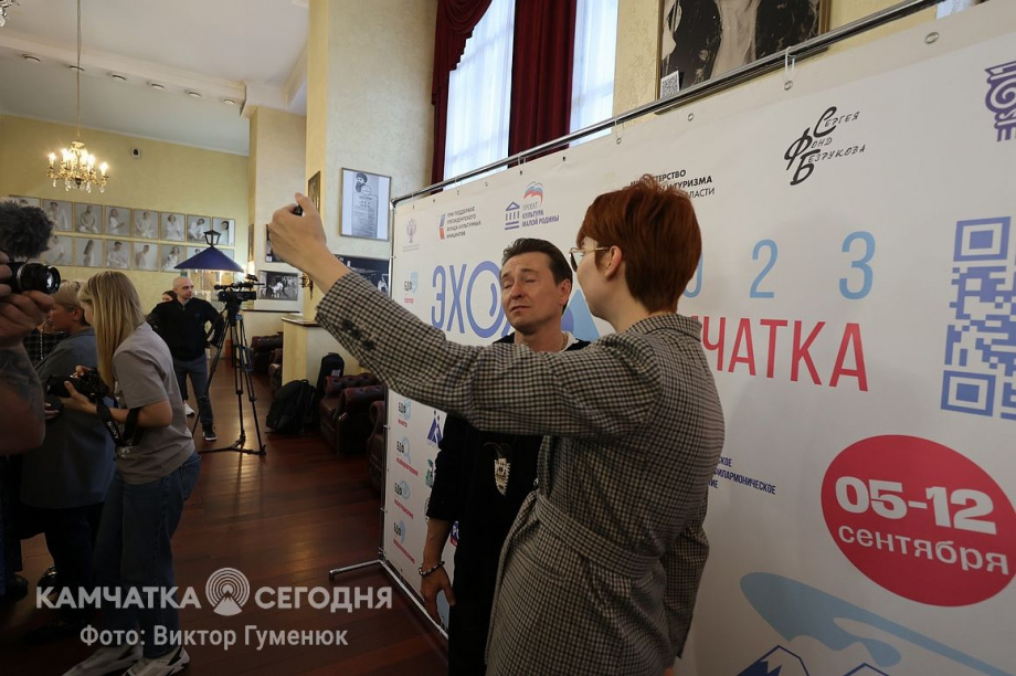 Встреча народного артиста РФ Сергея Безрукова с камчатскими журналистами. Фоторепортаж. Фото: Виктор Гуменюк. Фотография 10