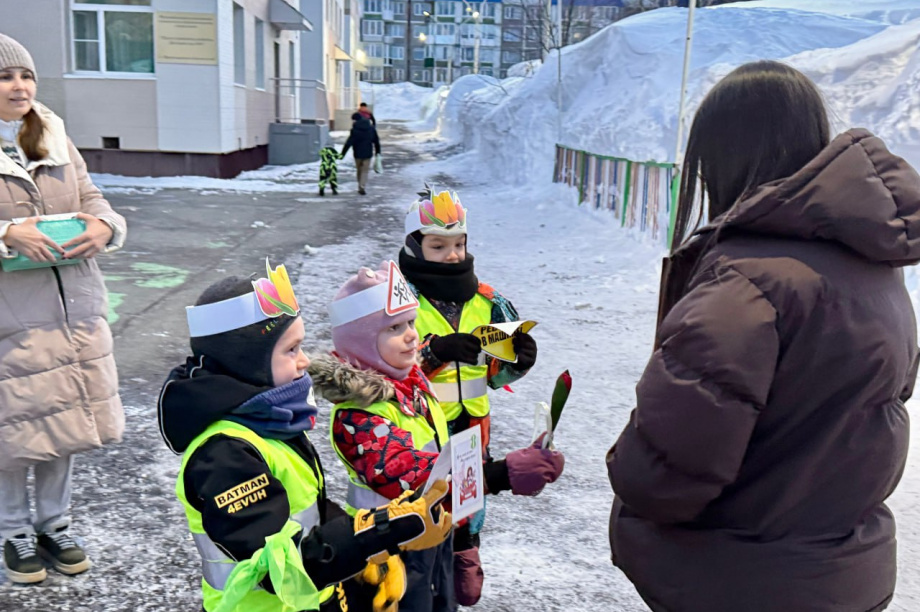«Досмотр» с цветами устроили в столице Камчатки детсадовцы и ГАИ. Фото: Госавтоинспекция Камчатского края. Фотография 2