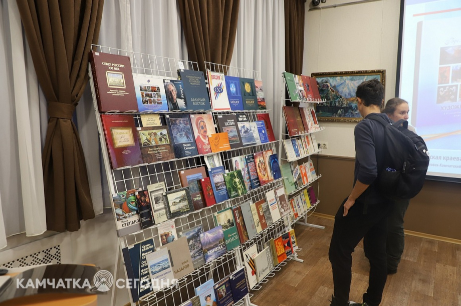Презентация энциклопедического издания «Времен связующая нить. Художники Камчатки». Фоторепортаж. Фото: Виктор Гуменюк. Фотография 14