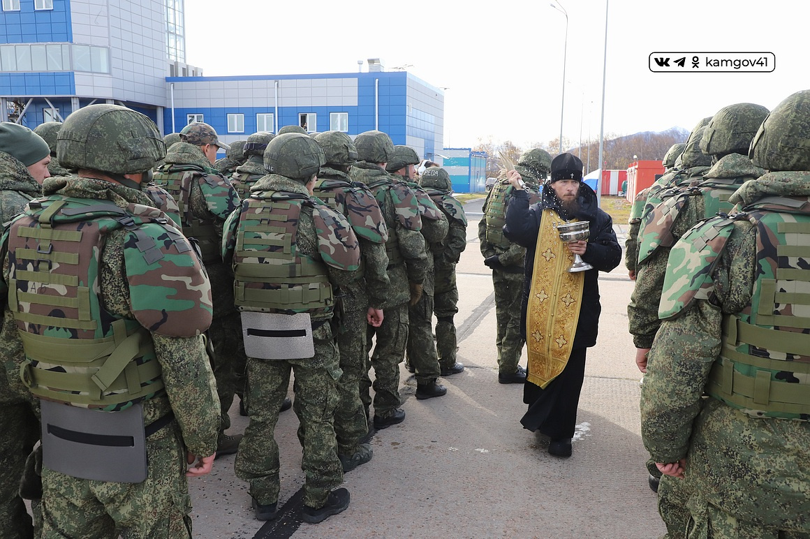 Проводы мобилизованных жителей Камчатки на специальную военную операцию. Фоторепортаж . Фото: Виктор Гуменюк. Фотография 18