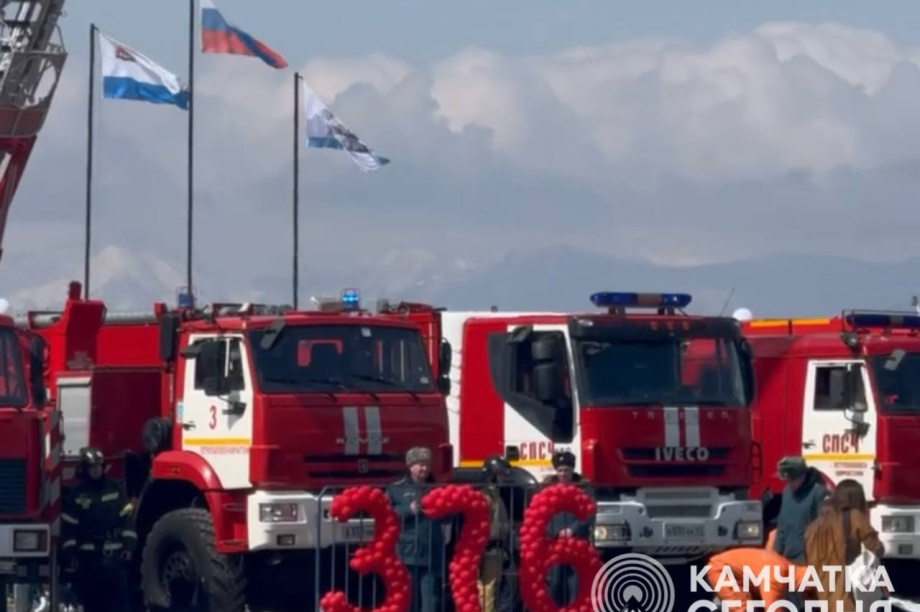День пожарной охраны на Камчатке отмечают вальсом тяжелых машин и шоу поющих фонтанов. Фото: ИА "Камчатка". Фотография 3