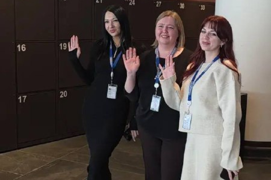 Импровизированный концерт прошел в главном аэропорту Камчатки к 8 марта. . Фотография 7