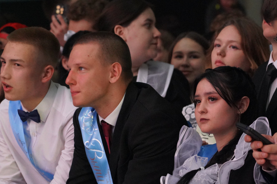 Последний звонок прозвучал  в Петропавловске-Камчатском под песни группы «5sta Family». Фото: мэрия ПКГО. Фотография 7