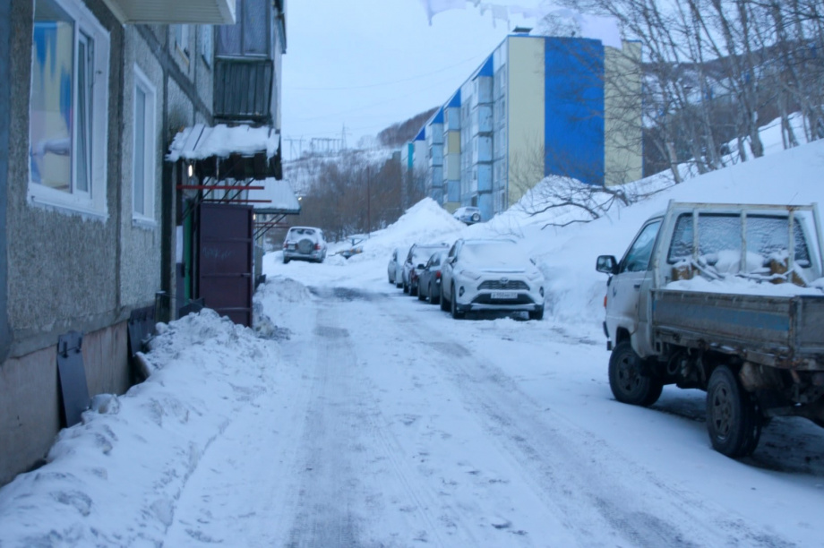 Видеокамеры установят возле домов на ул. Пономарева для борьбы с посторонними автомобилистами. Фото: kamgov.ru
