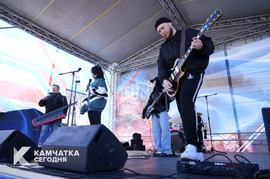 Тысячи камчатцев вышли на первомайское шествие на площади Ленина (фоторепортаж). Фото: ИА «Камчатка». Фотография 9