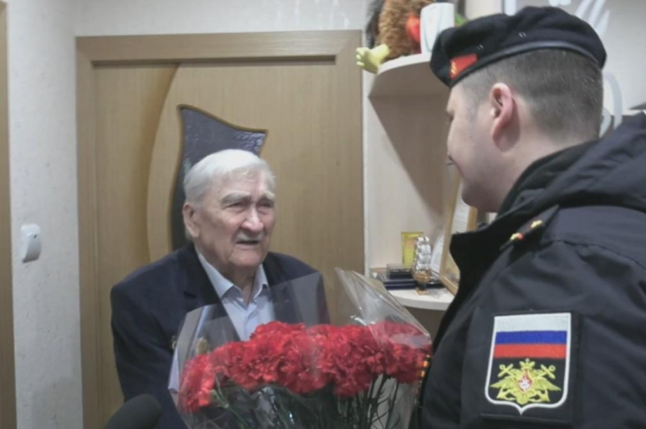 Морпехи камчатской 40-й бригады поздравили ветерана Великой Отечественной войны. Фото: ИА "Камчатка"