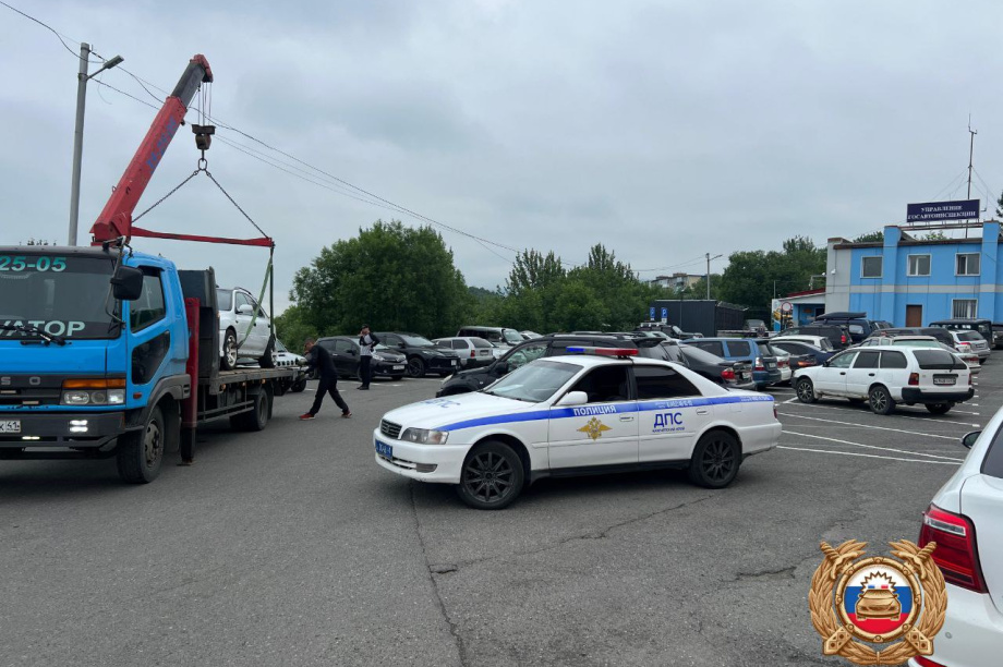Житель Камчатки приехал за правами на тонированном автомобиле и лишился машины. Фото: Госавтоинспекция. Фотография 3
