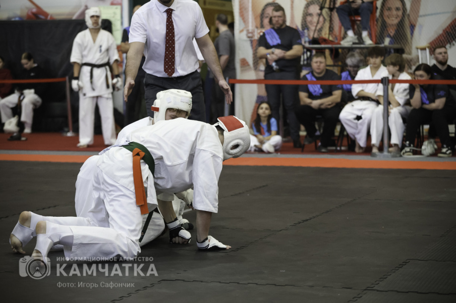 На Камчатке состоялся Чемпионат и первенство ДФО по каратэ-киокусинкай (фоторепортаж). Фото: «Камчатка Сегодня» \ Игорь Сафончик. Фотография 100