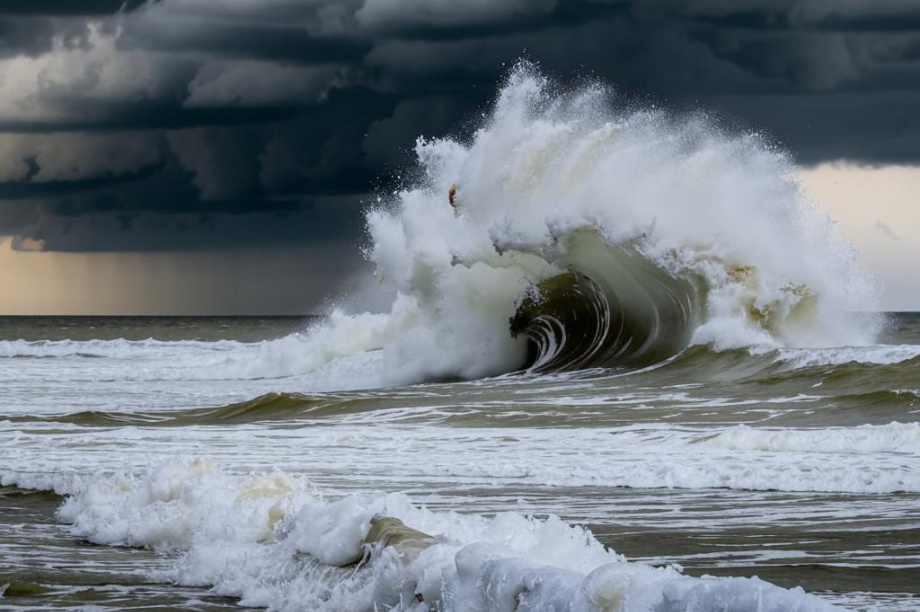 Западное и северо-восточное побережье Камчатки представляют опасность. Фото: ИИ