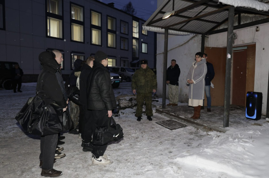 Пятнадцать елизовчан отправились на службу в армию. Фото: Администрация ЕМР. Фотография 2