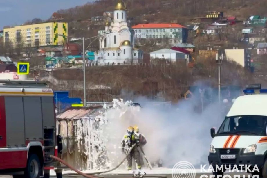 День пожарной охраны на Камчатке отмечают вальсом тяжелых машин и шоу поющих фонтанов. Фото: ИА "Камчатка". Фотография 4