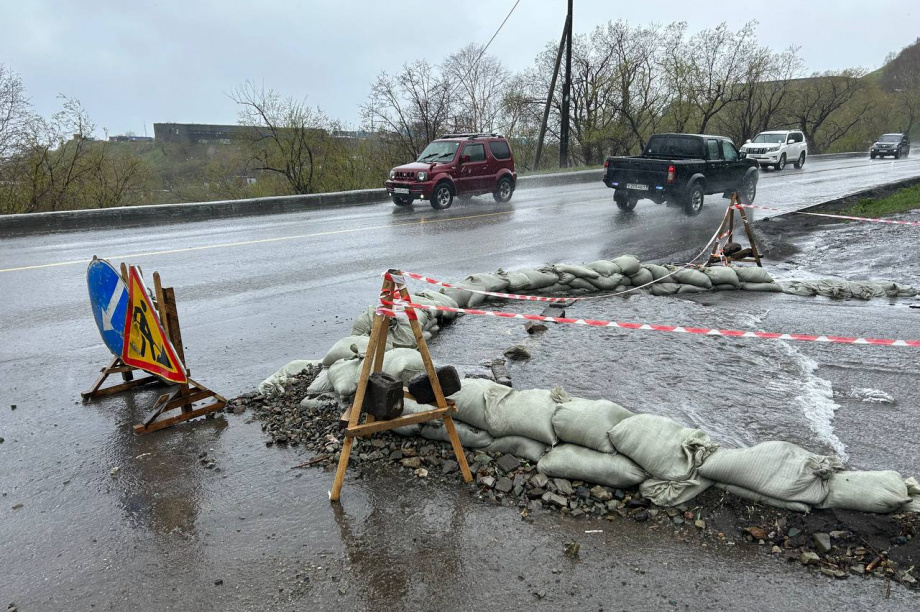 Последствия циклона ликвидируют на дорогах Петропавловска-Камчатского. Фото: pkgo.ru