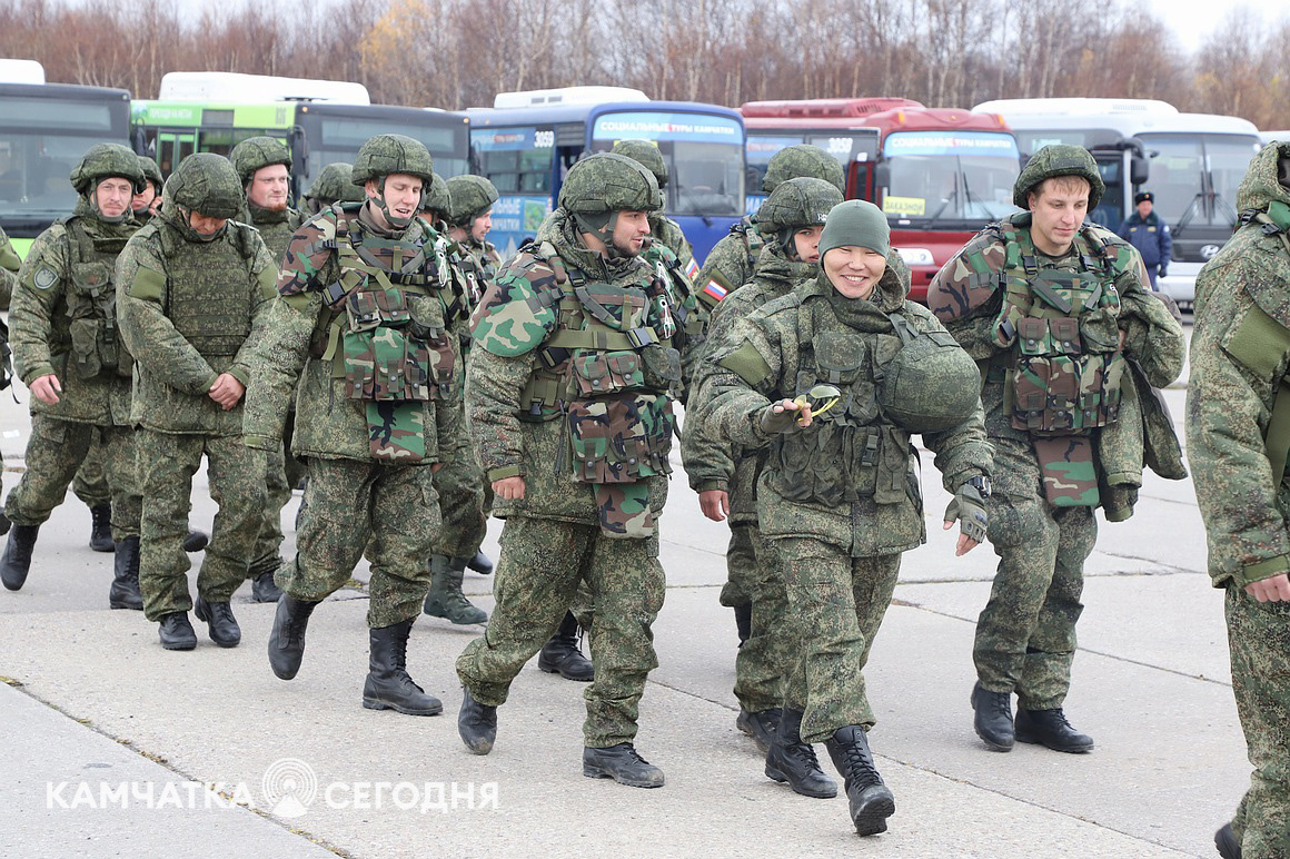 Проводы третьей группы мобилизованных жителей Камчатки на специальную военную операцию. Фоторепортаж . Фото: Виктор Гуменюк. Фотография 18