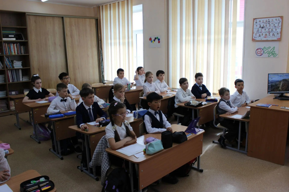 Второклассники Камчатки нарисовали открытки с напутствиями для выпускников. . Фотография 2