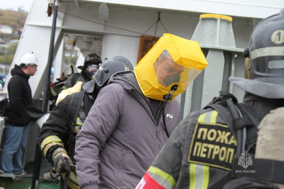 Камчатские пожарные провели учения по тушению пожара на транспортном рефрижераторе «Пётр Ильичёв». Фото: пресс-служба ГУ МЧС России по Камчатскому краю. Фотография 4