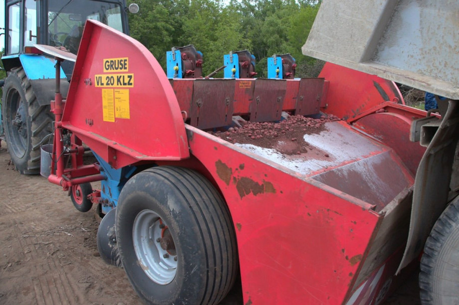В Камчатском крае сельхозпредприятия завершают посадку картошки. Фото: Виктор Гуменюк, kamgov.ru. Фотография 3