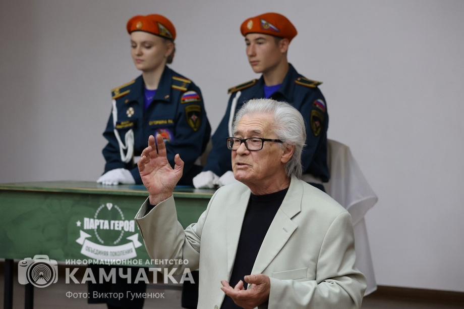 «Парту Героя» открыли сегодня в школе Петропавловска. фото: Виктор Гуменюк. Фотография 22