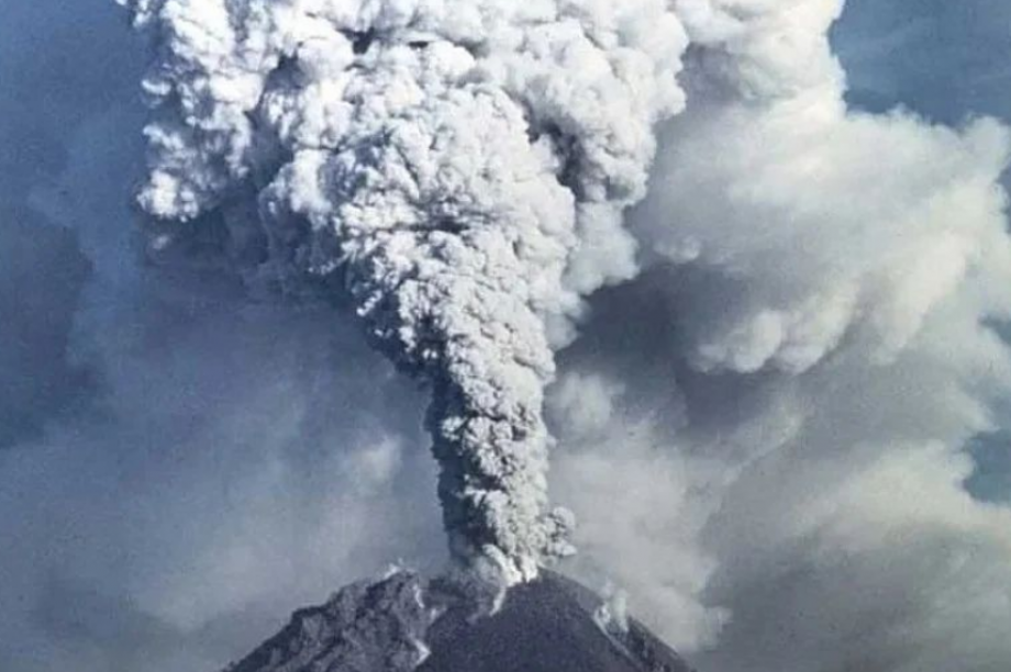  На Камчатке началось извержение вулкана Безымянный. Фото: kbgsras