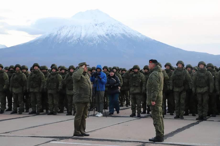Мобилизованных жителей Камчатки торжественно проводили к месту несения службы. Фото: Виктор Гуменюк. Фотография 1