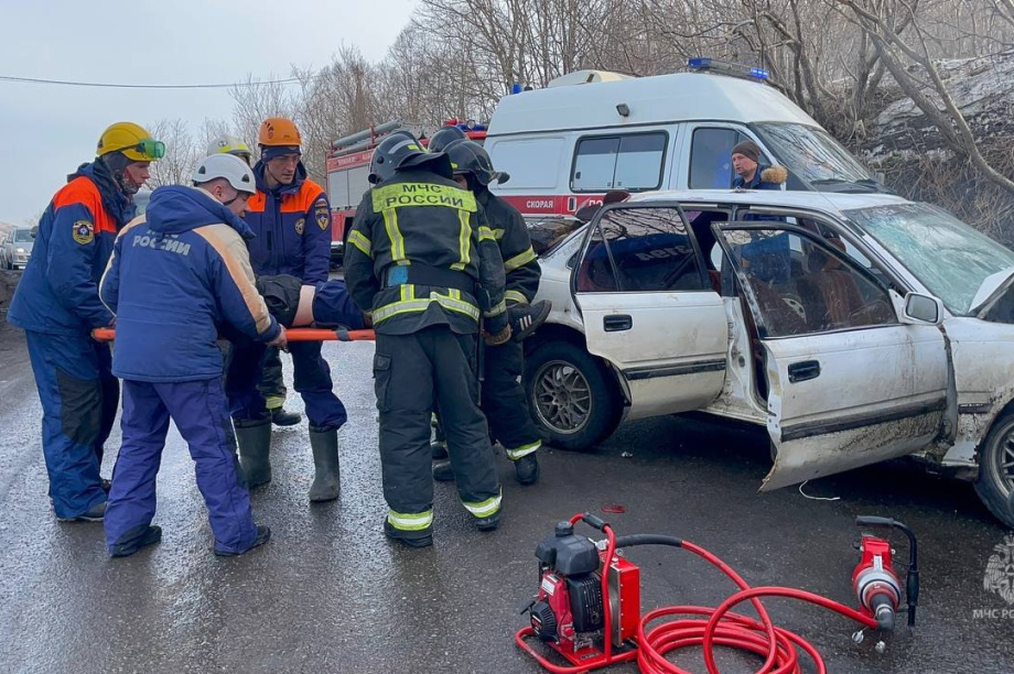 Два человека пострадали при столкновении автомобиля и  автобуса  на Камчатке. МЧС. Фотография 8