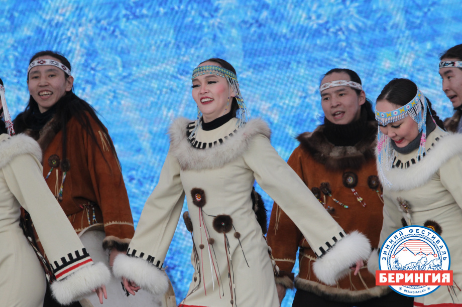 На открытии зимнего фестиваля «Берингия-2021» выступают творческие коллективы Камчатки. Фото: Виктор Гуменюк. Фотография 8