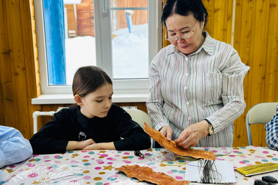 Эвенские традиции: мастер-класс по обработке камуса  для школьников Анавгая. Фото организаторов. Фотография 8