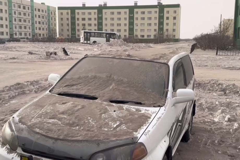 Техника работает в Усть-Камчатске на уборке пепла с дорог. Фото из тг Олега Бондаренко. Фотография 4