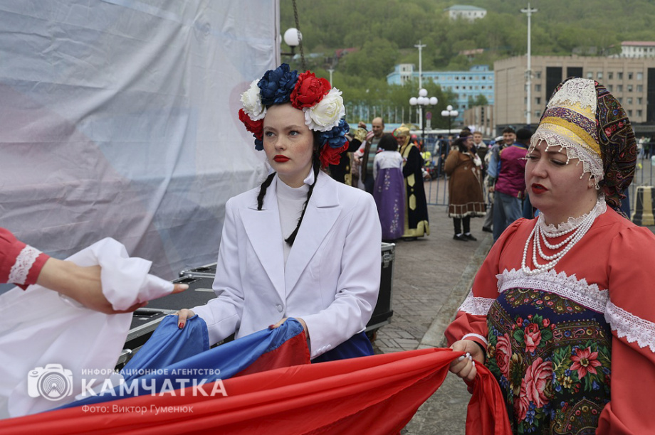 День России отметили на Камчатке многонационально, с митингом, концертом и детскими забавами. . Фотография 16