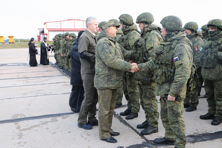 Мобилизованных жителей Камчатки торжественно проводили к месту несения службы. Фото: Виктор Гуменюк. Фотография 33