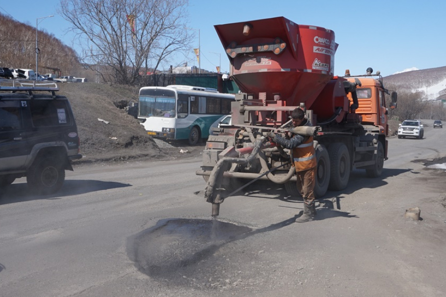 На дорогах Петропавловска-Камчатского начался аварийный ремонт дорог. 