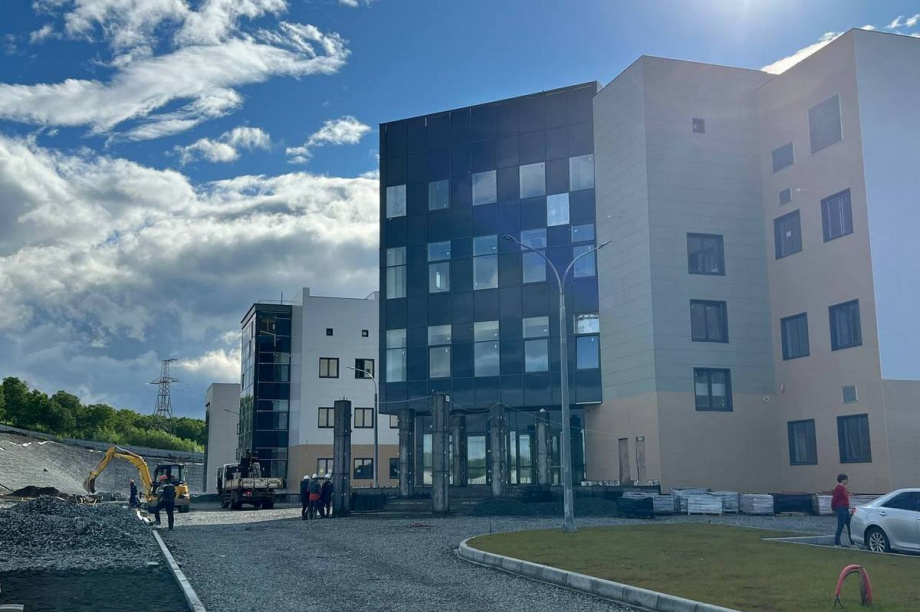 Ещё 100 рабочих задействуют в строительстве главной больницы Камчатки. Фото: kamgov.ru. Фотография 5