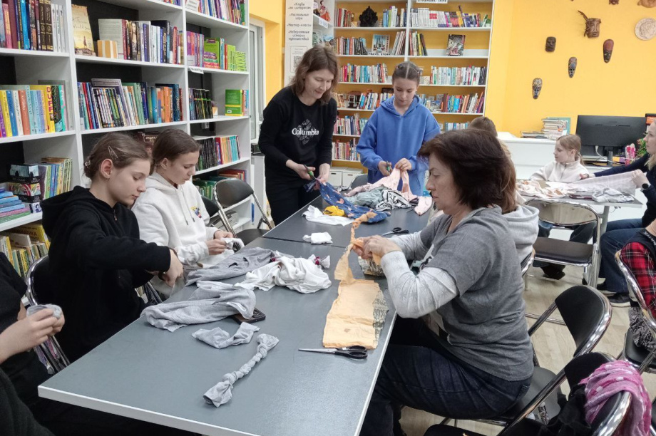 Собакам из камчатского приюта подарили игрушки и лакомства. Фото: Центральная библиотека Елизово. Фотография 4