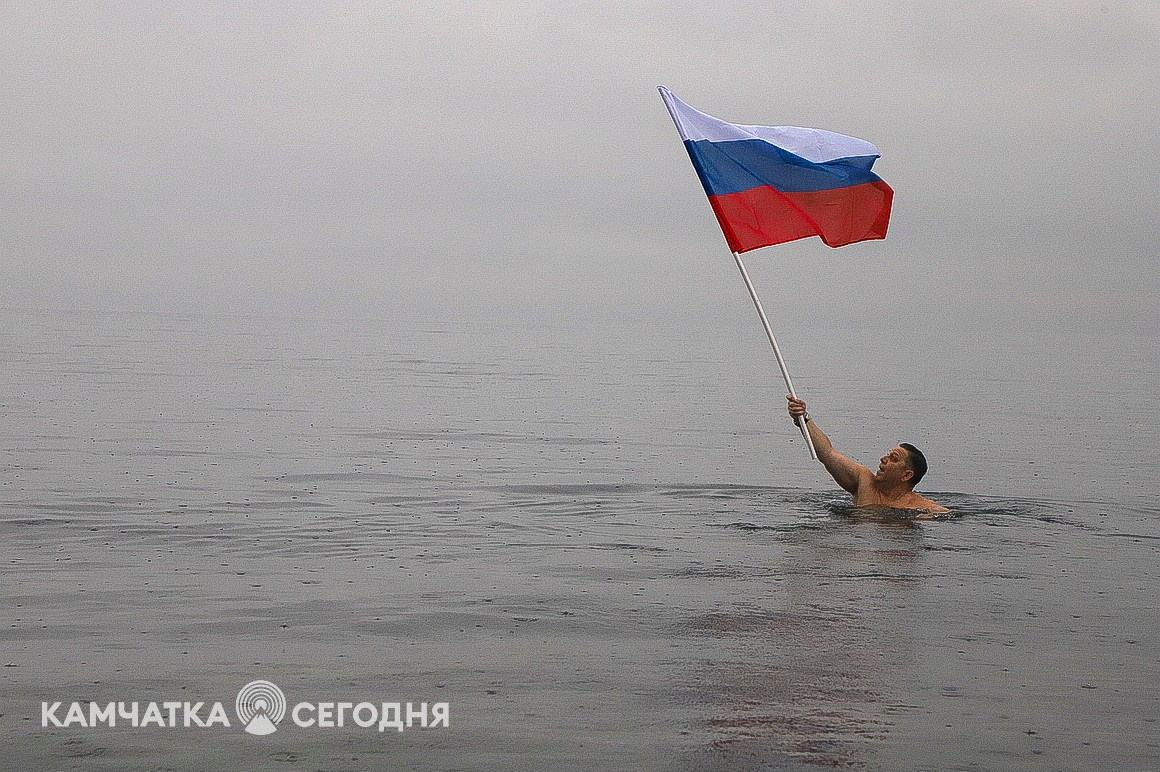 Заплыв в поддержку российских военных провели в бухте на Камчатке. Фоторепортаж. Фото: Виктор Гуменюк\ИА "Камчатка". Фотография 9