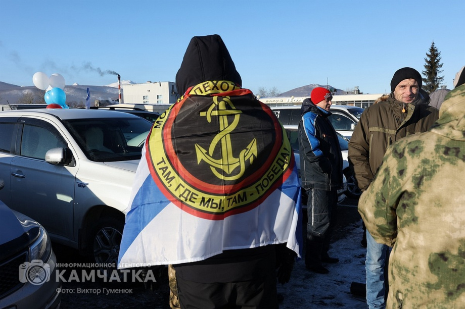 Это радость со слезами на глазах — самолёт с мобилизованными бойцами СВО прилетел на Камчатку. Фото: Виктор Гуменюк . Фотография 8