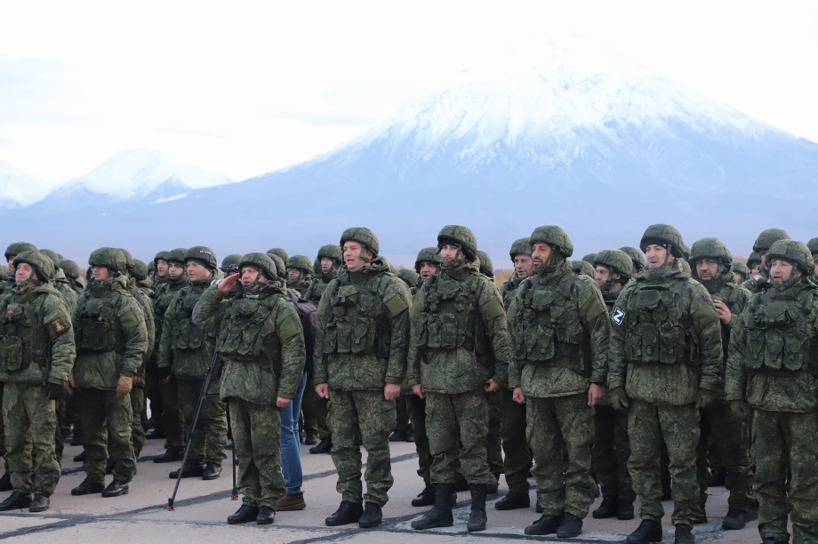Мобилизованных жителей Камчатки торжественно проводили к месту несения службы. Фото: Виктор Гуменюк. Фотография 16