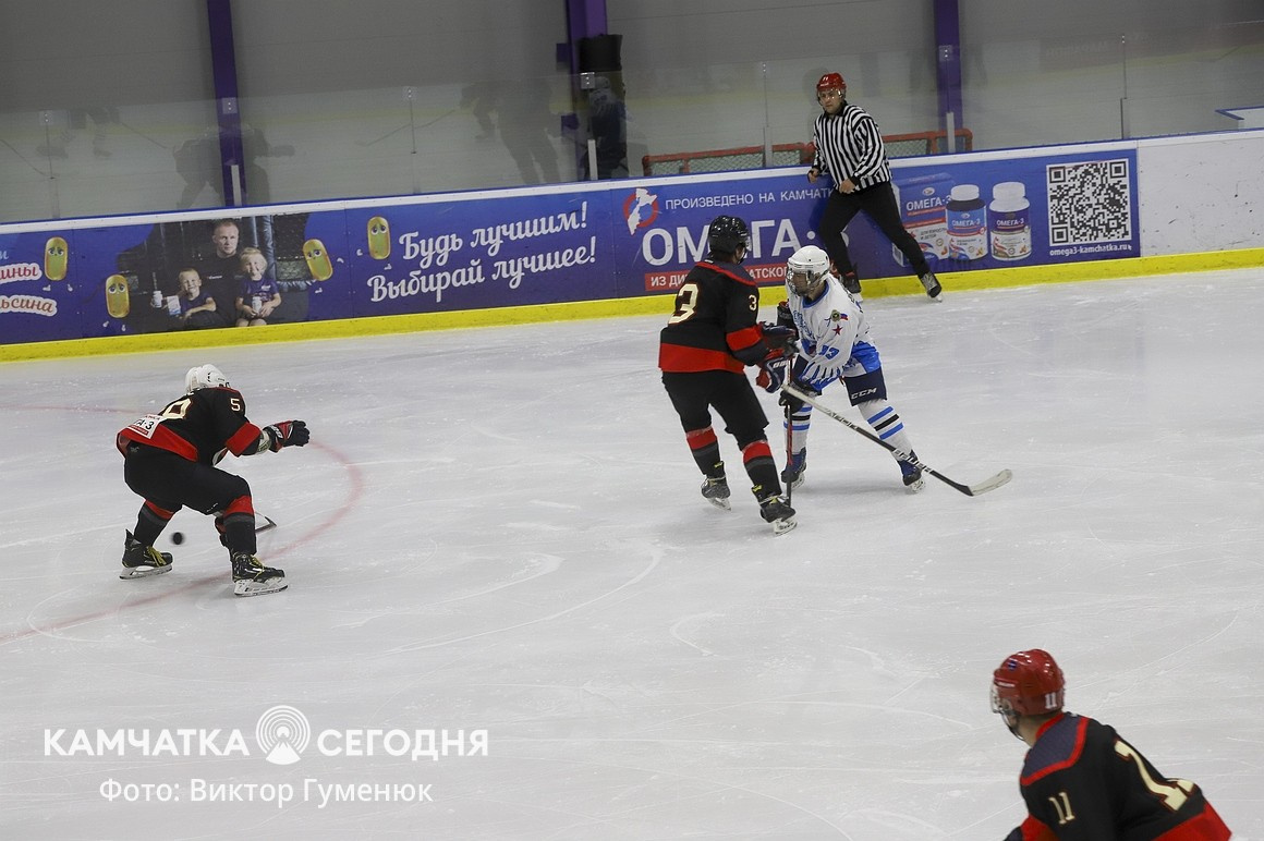 Чемпионат по хоккею среди взрослых команд стартовал на Камчатке. Фото: Виктор Гуменюк\ИА "Камчатка". Фотография 4