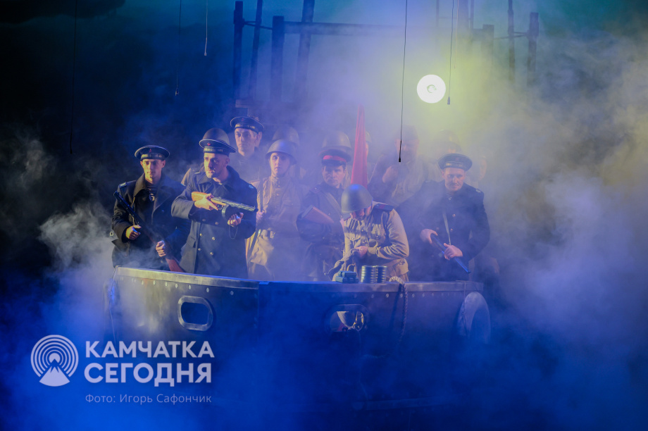 Спектакль «Баллада о Курильском десанте» стал финальный аккордом в череде памятных мероприятий к 80-летию Победы (фоторепортаж). . Фотография 20