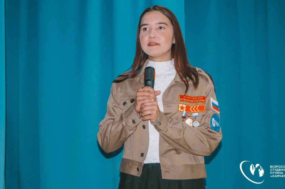 В Октябрьском приезжих студентов посвятили в рыбообработчики . . Фотография 3