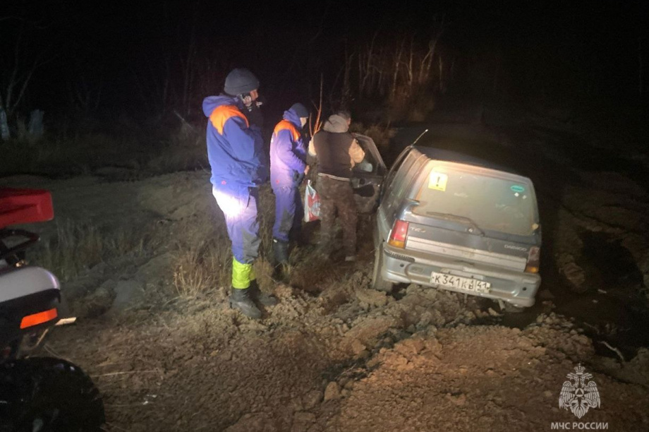 Камчатские спасатели выручили водителя, застрявшего на пути к диким озерам. Фото: ГУ МЧС России по Камчатскому краю
