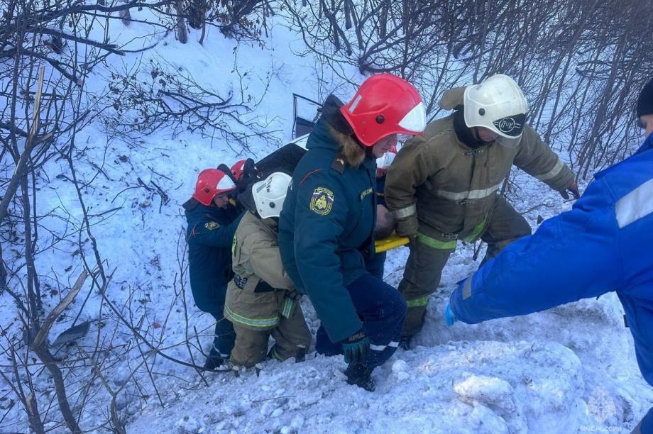 Спасатели Камчатки эвакуировали водителя после съезда автомобиля в кювет. Фото: ГУ МЧС России по Камчатскому краю. Фотография 4