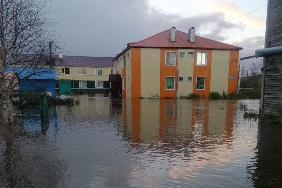 Рухнул мост, 90 % дворов райцентра затоплены в Соболевском районе Камчатки. Фото: Рита Валювич. Фотография 6