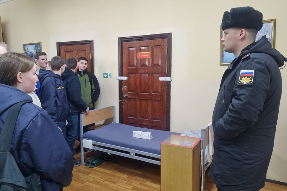 Для камчатских школьников организовали экскурсию в воинскую часть. Фото: Городская Дума. Фотография 2