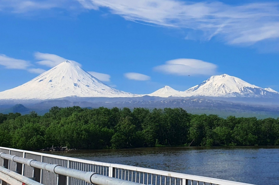 Спасатели пытаются эвакуировать ребёнка из турприюта вблизи Ключевского вулкана. Фото: vk.com/lsv_palana