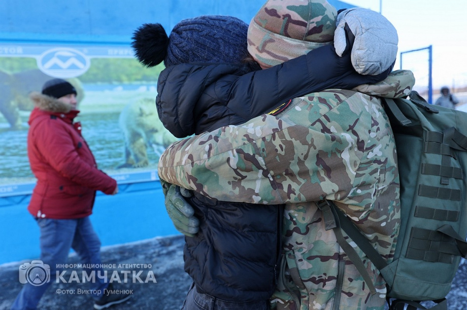 Это радость со слезами на глазах — самолёт с мобилизованными бойцами СВО прилетел на Камчатку. Фото: Виктор Гуменюк . Фотография 16