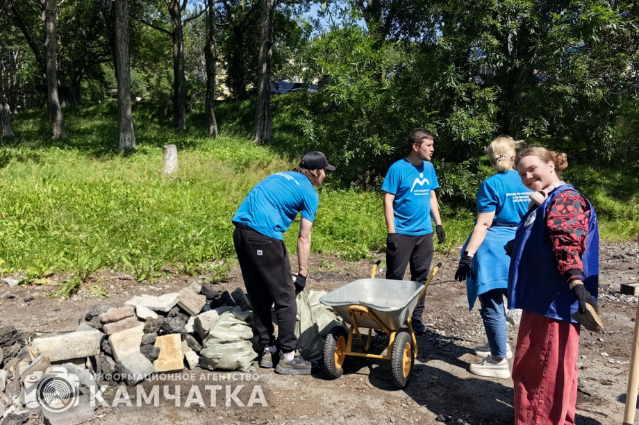 Молодежный субботник прошел в детском парке Петропавловска. фото: ИА "Камчатка". Фотография 22