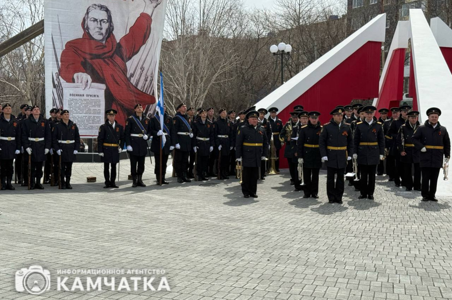 Камчатка почтила память героев Великой Отечественной возложением цветов. Фото: ИА "Камчатка". Фотография 12