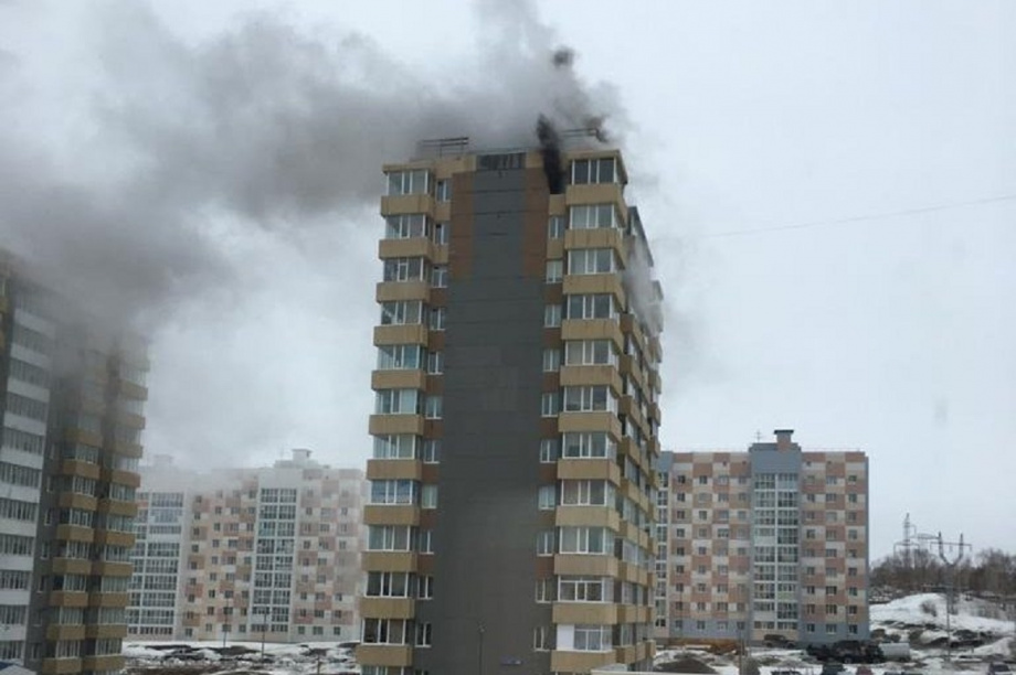 В Петропавловске днём горела двенадцатиэтажка. Фото предоставлено пресс-службой краевого МЧС; WhatsApp. Фотография 1